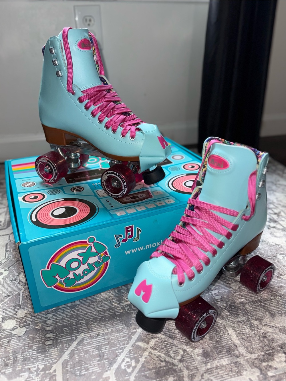 Moxi Beach Bunny Roller Skates Blue Sky Size 6 - New with accessories